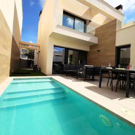 LUXURY VILLA ZEN 18 SANTA ROSALIA RESORT by PREMIUM SPAIN PROPERTIES, hotel i Torre-Pacheco
