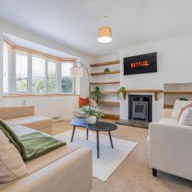 Spacious 4BR Home - Sleeps 9 - Parking - Garden
