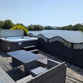 Lakefront Lodge with Hot Tub - Aylesbury Lodge, hotel in Shepton Mallet
