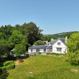 Higher Mapstone Luxury Dartmoor Retreat with Hot Tub, Views and Games Barn