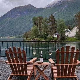 Modern lakefront apt with view - EV plug, hotelli kohteessa Stryn