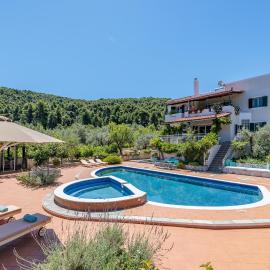 Nature Grand Estate - Spacious Villa with Pool, hotel i Skopelos