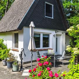 Holiday Home Reetgedecktes Haus by Interhome, hotel in Karlshagen