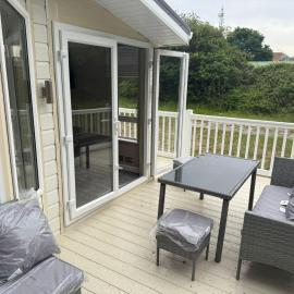 Stylish caravan with decking at Valley Farm, Essex ref 46168V, hotel in Great Clacton