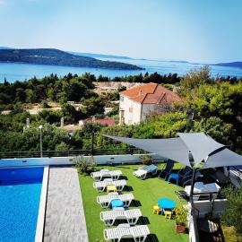 Villa Confido - Luxury 3BR Apartment with Private Pool near Trogir, hotel in Seget Donji