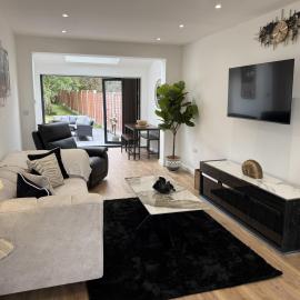Carrholm House - 3BR Luxurious House - Private Parking & Free WIFI