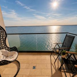 SOPHIA LAKE VIEW SUITE