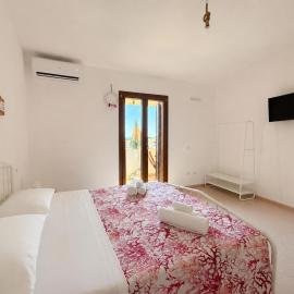 L'ALLOGGIO DEL SOLE APARTMENTS - elegant and welcoming residence with independent apartments, shared patio and parking area, near the beach and train station with hourly trains to Rome - Lido delle Sirene, Anzio