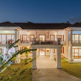 Cozy Escape - Akuregoda Luxury Villa with Private Pool, hotel u gradu Bataramula