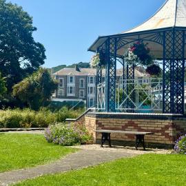 Gull Rock, close to Tunnels Beach & Harbour with Parking, hotel in Ilfracombe