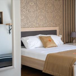 N'Log N'Skuraj Hotel, hotell i Ferr -Skuraj