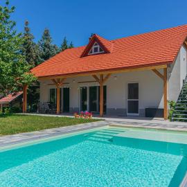 Family Friendly Villa in Fonyód w Pool & Ac by NW, hotel Fonyódon