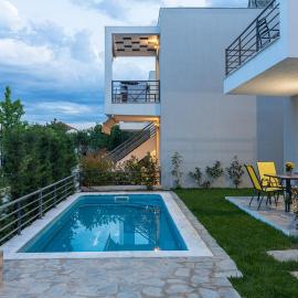 Pool Access Diamond 2 Apartment Ofrinio、オフリニオンのホテル