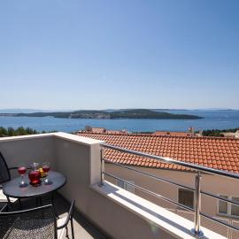 Apartments Vini, hotel in Seget Donji