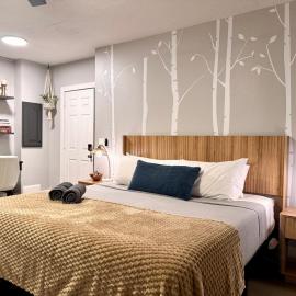 Set on peaceful 5 acres, 5 min from town, Private Building, Level 2 EV Charger, hotel a Bloomington