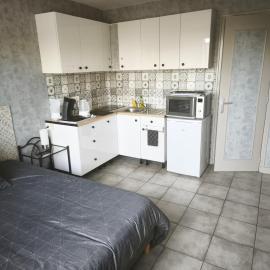 studio 2 personnes coté ouest, hotel en Questembert