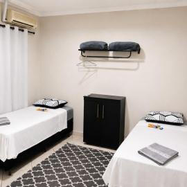 Studio aconchegante com ar-condicionado e Smart TV, hotel in Bauru