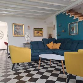3Bd property with private, gated garden and parking، فندق في تان