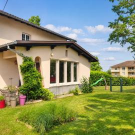 Propriété privée 3 chambres avec jardin clos et parking privé gratuit à Thann、タンのホテル
