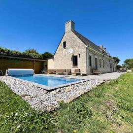 Soleil Levant Exceptional Villa with Pool, hotel v destinácii Quettehou