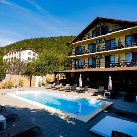 Pensiunea Celestin, hotel din Eşelniţa