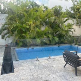 Amazing luxury house with private, Pool, Sauna,Theater, Billard, хотел в Kfar Yona