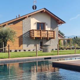 Green Chalet du lac - luxury property with swimming pool, large private garden and parking, few steps from the beach, ideal for families, hotel v destinácii Dervio