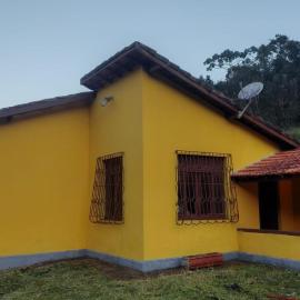 Fazenda vista soberba casa amarela, hotel in Nova Friburgo