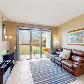 Serene studio with garden-level patio central AC waterfront pool & marina