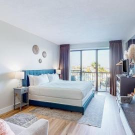 Bayfront studio with pools and dock - Snowbird-friendly