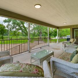 Bring Your Boats! Waterfront Retreat on PK Lake、Grafordのホテル