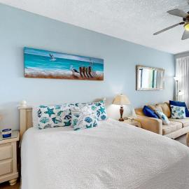 Perfect studio gem with pool fast WiFi sound view & kitchenette