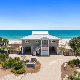 Luxurious Gulf-front home, private beach access, hot tub, expansive beach deck!, hotel in St. George Island