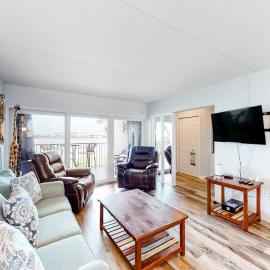 Waterfront condo with pool central AC washer&dryer and WiFi