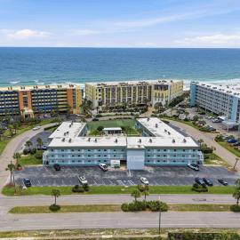 Cozy coastal condo with shared pool wifi and beach access