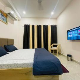 Elegant luxury newly built 2BHK stay in Sec 92 Mohali, hotel em Lāndrān