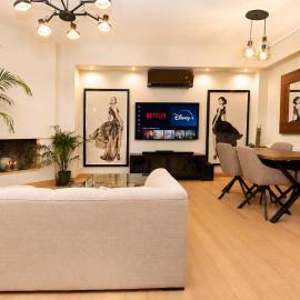 Top Floor Apartment near The Mall Athens - Private Parking, Hotel in Athen