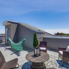 Philly Condo w/ Rooftop Deck! Walk to Broad St, hotel en Filadelfia