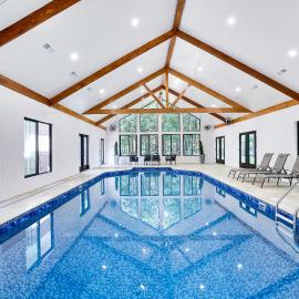 Luxury Villa with Year Round Heated Pool, Sauna, Spa & Fire Pit - Newly Redone, hotelli kohteessa East Stroudsburg