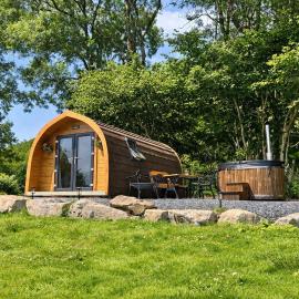 Luxury En-suite Mountain View Cabin with Hot Tub, hotel u gradu Penmaenpool