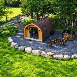 Luxury En-suite Mountain View Cabin with Hot Tub, hótel í Penmaenpool