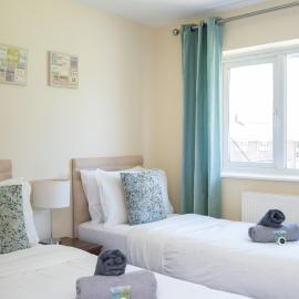 4 Bed House, With Garden, Close To Gatwick