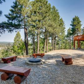 'Longview Lodge' w/ Furnished Deck & Fire Pit!, hotel in Alton