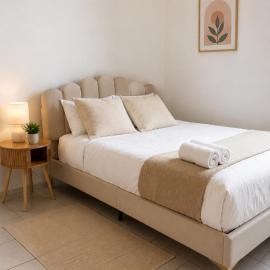 Romantic Suite with Private Jacuzzi，努瓦永的飯店