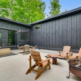 Explore Lakes & Beaches! Creekside Glen Arbor Home, hotel din Glen Arbor
