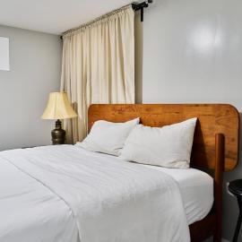 Joynest Haven - 1 bedroom with kitchen, mini living room, private entry, hotel in Newark