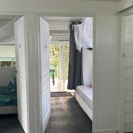 LE FARE BLEU DUO 2 chambres climatisées avec 1 salle de bain - bord de lagon à Tiputa Rangiroa - vélos gratuits et snorkeling, Hotel in Rangiroa