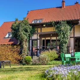 Large, comfortable holiday home with a garden
