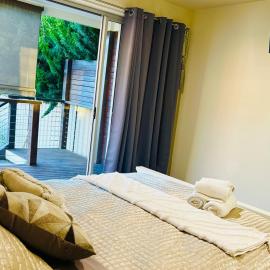 A seperate 1 bedroom bungalow, hotel in Golden Square