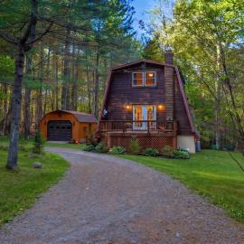 Evergreen Lodge, Hot Tub Retreat Near Lake Placid and White Face, Hotel in Jay
